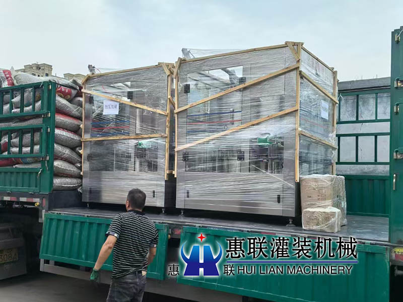 兩臺全自動白酒灌裝機發(fā)貨內(nèi)蒙古